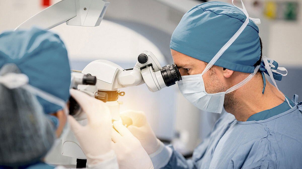 Kendrion Chirurgie-Roboter mit zwei medizinischen Kolloboraten 